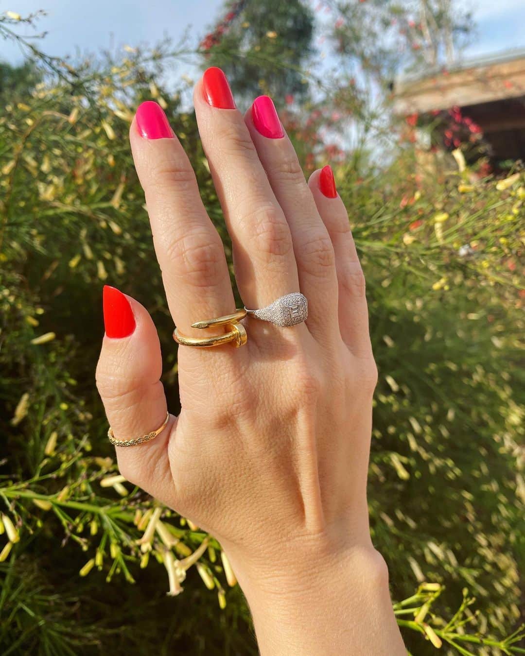 Glam4Youのインスタグラム：「Vermelho e Pink Neon... essa foi da semana retrasada. To atrasada, eu sei. Vejam no story de hoje qual acabei de fazer 🤗」