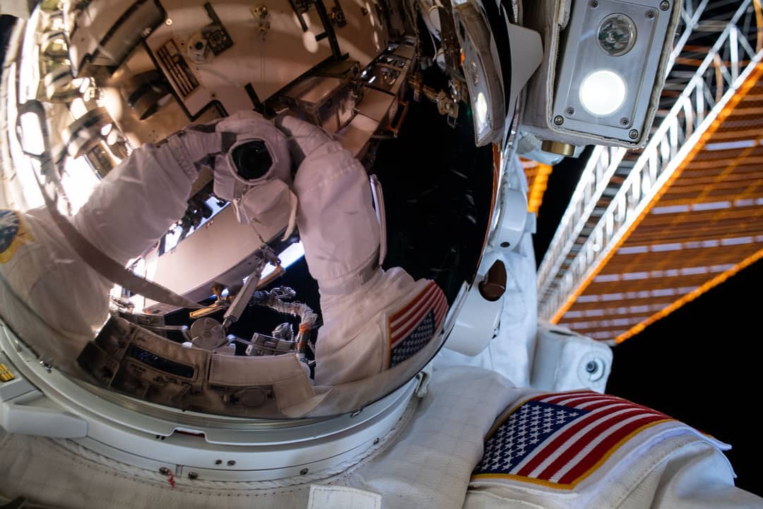 国際宇宙ステーションさんのインスタグラム写真 - (国際宇宙ステーションInstagram)「A spacewalker's spacesuit gloves and camera are reflected in the helmet visor in this "space-selfie" taken during a six-hour and seven-minute spacewalk on June 26, 2020.  #nasa #astronaut #selfie #walk #spacewalk #suit #spacesuit #International #space #station」6月30日 2時13分 - iss