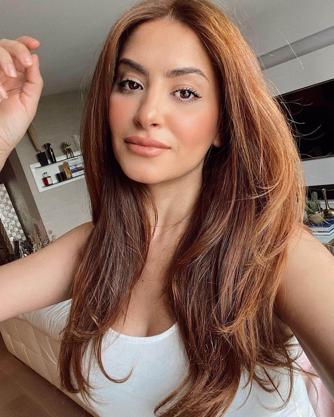 Sarah Angiusさんのインスタグラム写真 - (Sarah AngiusInstagram)「How is your hair doing at the moment?  كيف هي جودة شعرك حاليا؟ Share below👇🏼 Mine has been a bit dryer, especially during my pregnancy. So I’ve been doing more hair & scalp treatments weekly. Check out my IGTV & highlights for more tips on how to take care of your hair!  #questionoftheday #hairtalk #sarahangius #goodhairdays😍」6月30日 2時22分 - sarahangius