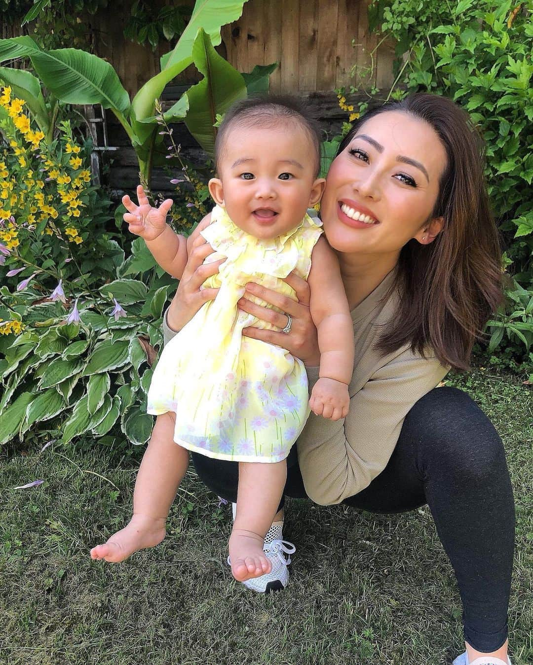 MayaTさんのインスタグラム写真 - (MayaTInstagram)「Sun is out, her rolls are out 🥐😍 #momlife #4monthsold #babygirl #海外生活 #子育て #ベビー」6月30日 2時29分 - mayat_official