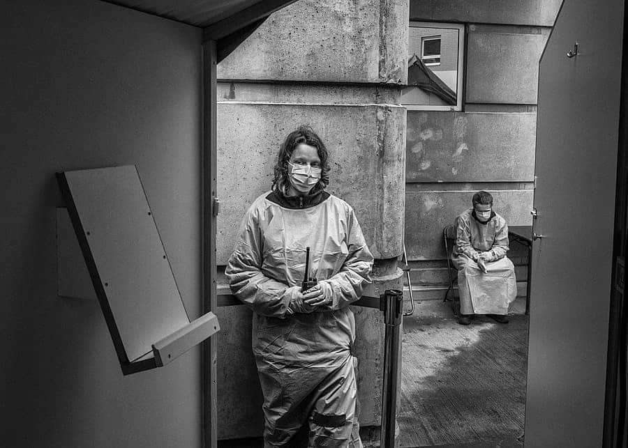 National Geographic Creativeさんのインスタグラム写真 - (National Geographic CreativeInstagram)「Photo by @cedricgerbehaye | Members of the Red Cross at the exit of a box created to organize the triage of patients and allow them to be examined using “droplet control” in cabins protecting them from the aerosolization of the coronavirus before bringing them into the appropriate units at Saint Pierre Hospital in Brussels, Belgium. Featured work created with the National Geographic Society COVID-19 Emergency Fund. To see more of my work follow @cedricgerbehaye」6月30日 2時52分 - natgeointhefield
