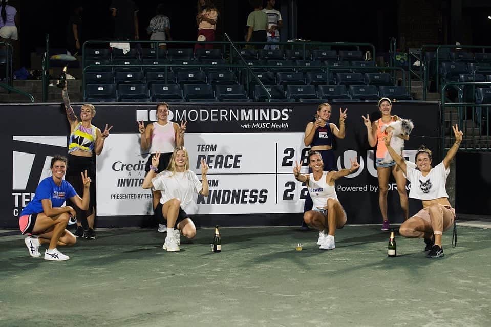 アイラ・トムリャノビッチのインスタグラム：「What a fun week this was! Bob, Eleanor and everyone that made this event happen, thank you so much.  In these crazy times You guys went above and beyond to make this tournament fun and most importantly safe. The attention to detail with the private suites, individual coolers, unlimited supply of our own towels, hand sanitizers and snacks 😝 was so impressive.  Thank you to all the ball kids who did an incredible job until late at night, wore masks and gloves in crazy hot and humid weather keeping everyone around them safe. We all witnessed the effort that went into keeping everything sanitized and clean.  I couldn’t have picked a better place to play our first competitive matches back than here in Charleston.  Also shout Out to Team Peace for getting that W 😝✌🏼☮️ Can’t wait to come back ❤️」
