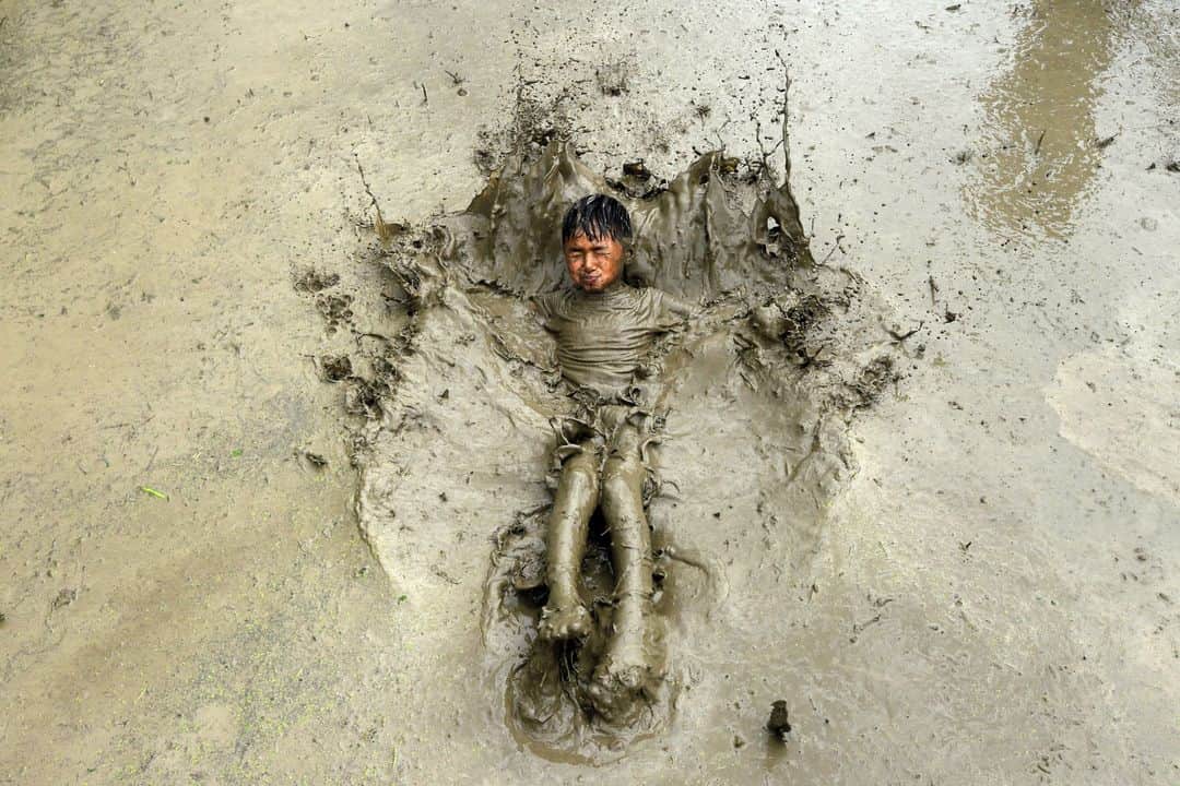 AFP通信さんのインスタグラム写真 - (AFP通信Instagram)「AFP Photo 📷  @prakash_mathema - Mud-covered farmers play in a rice paddy field during "National Paddy Day", which marks the start of the annual rice planting season, in Tokha village on the outskirts of Kathmandu on June 29, 2020.⁣ .⁣ Farmers in Nepal celebrate National Paddy Day as the annual rice planting season begins.⁣ .⁣ #PaddyDay」6月30日 3時00分 - afpphoto