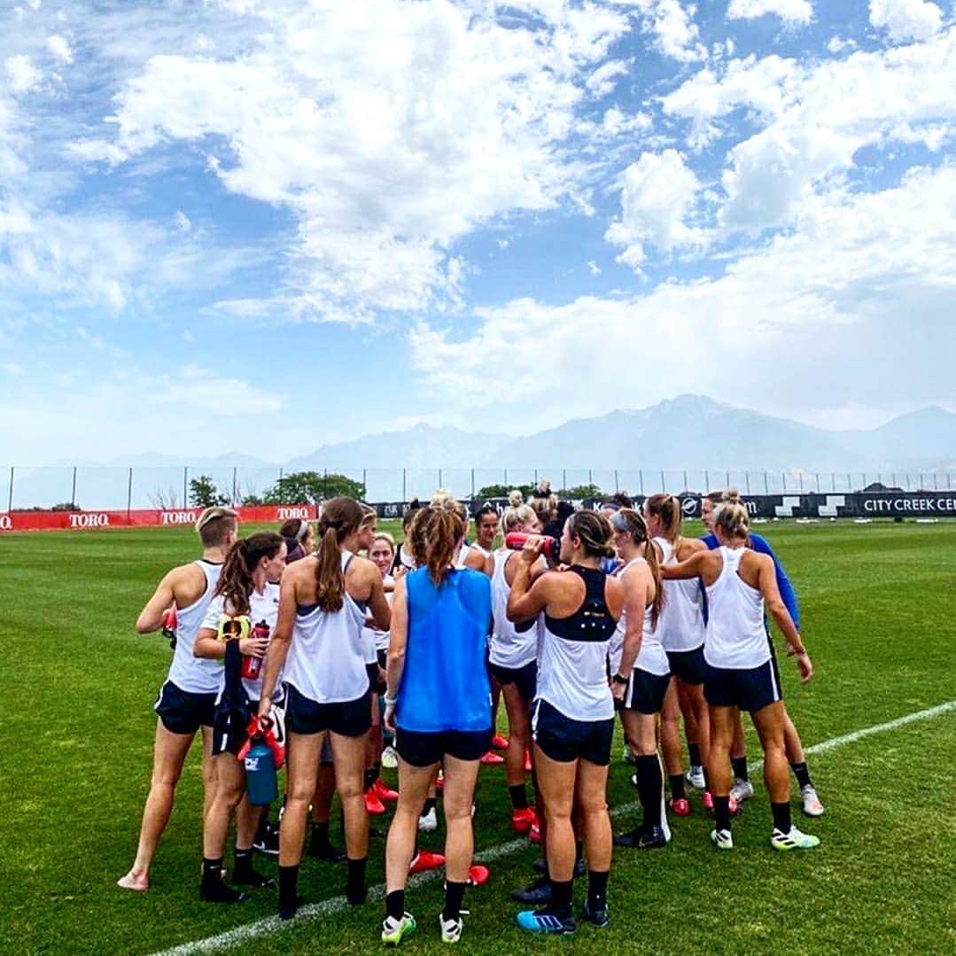のインスタグラム：「Stage is set!  Tomorrow it all kicks off with this group #holditdown 🤘 . 📺  Watch on CBS.com . . #NWSL #ChallengeCup #Nike #Houston #Dash #SportsIsBack #Soccer #Football」