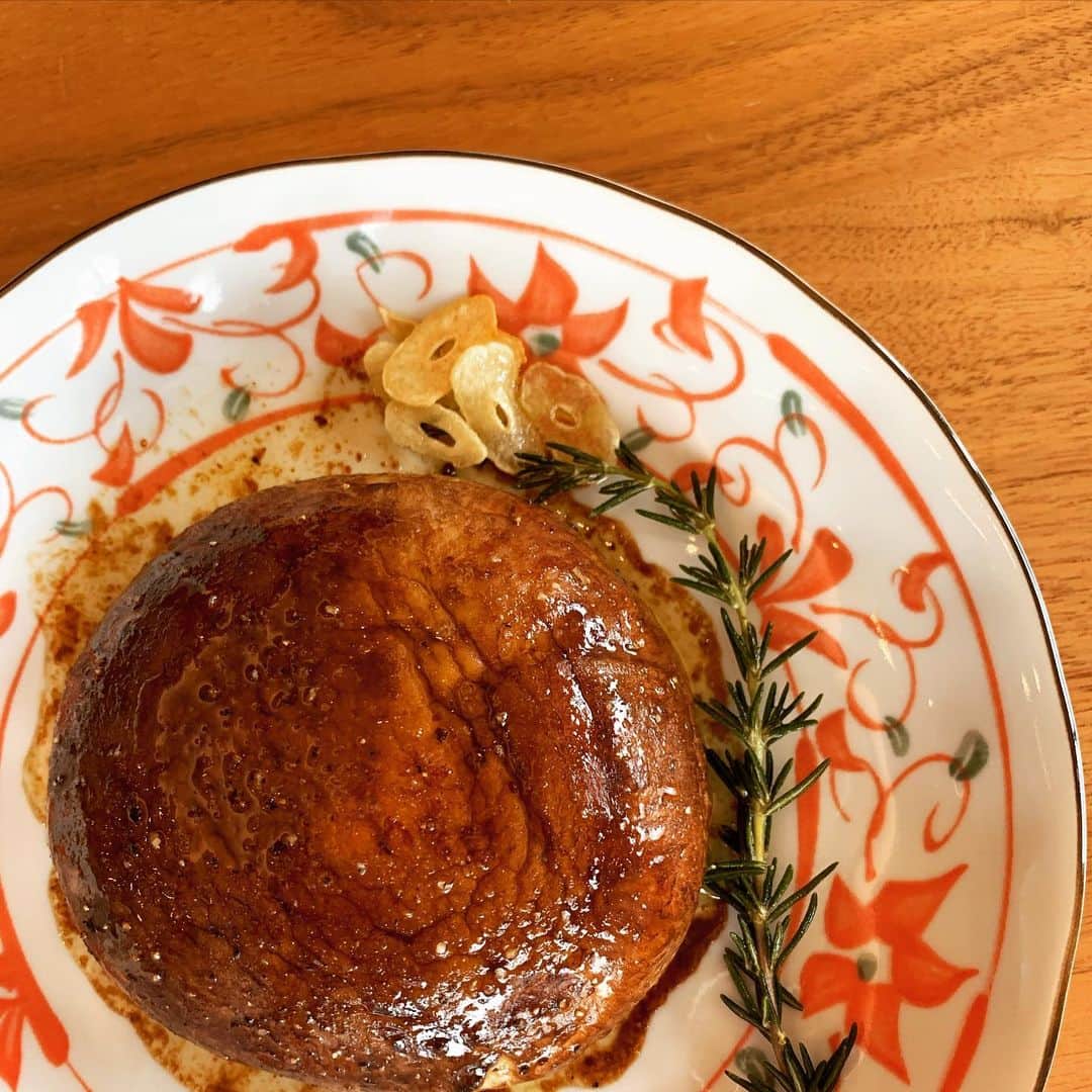 青田典子さんのインスタグラム写真 - (青田典子Instagram)「大きなマッシュルーム、ポットベラ でステーキ作ってみました♡ にんにくバター醤油味で、ローズマリーで香りづけ❣️ ヘルシーでとても美味しかった (*^^*)」6月30日 13時56分 - norikoaota