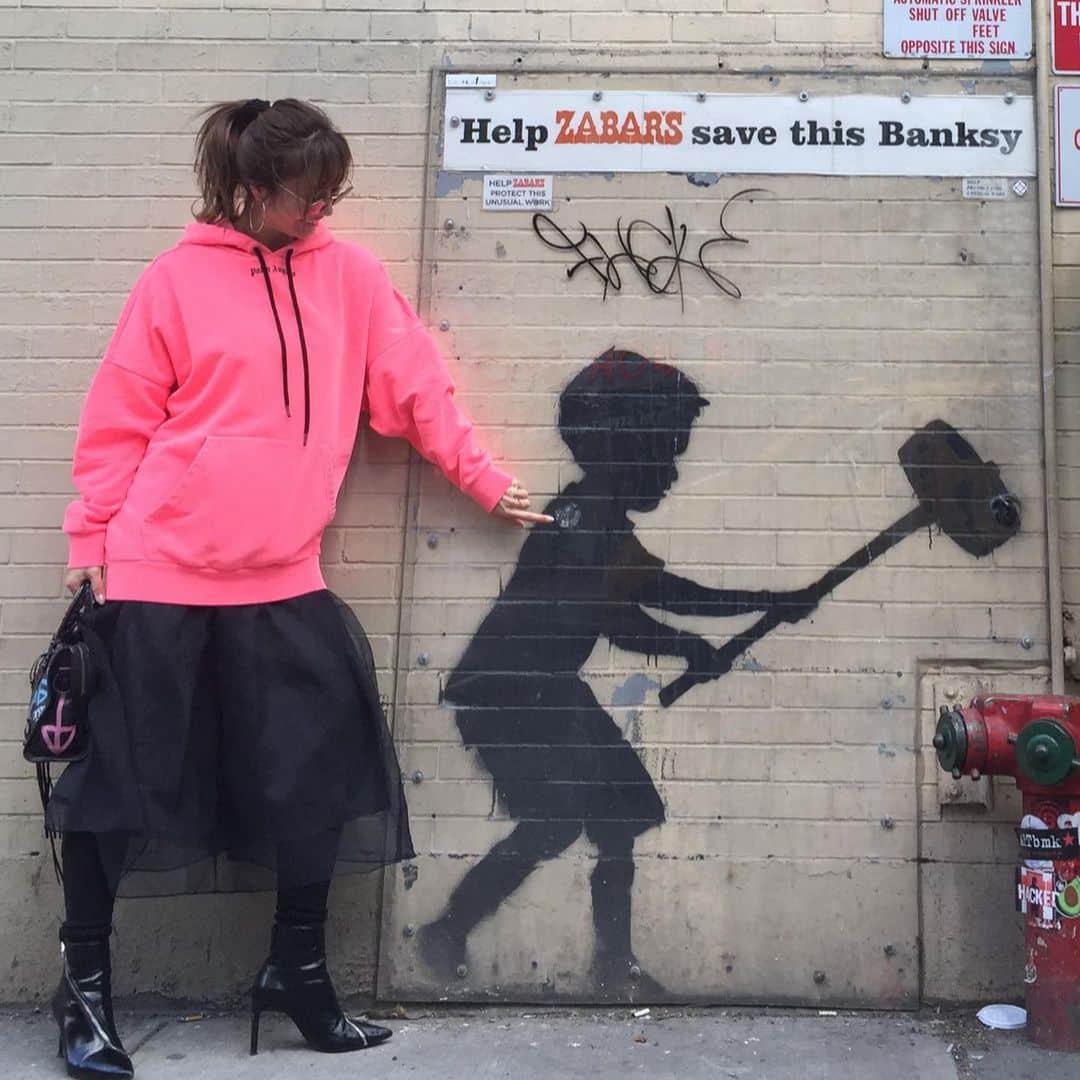 新山千春さんのインスタグラム写真 - (新山千春Instagram)「. . . #NY #Banksy    iPhoneなくして、探し回ったのも 大事な思い出❤  その時はそんな余裕はなかったけど、 過ぎてみれば 旅でのハプニングは より色濃く思い出に残るから 悪くないかもね笑笑😋  #新山千春」6月30日 13時49分 - chiharuuu_0114
