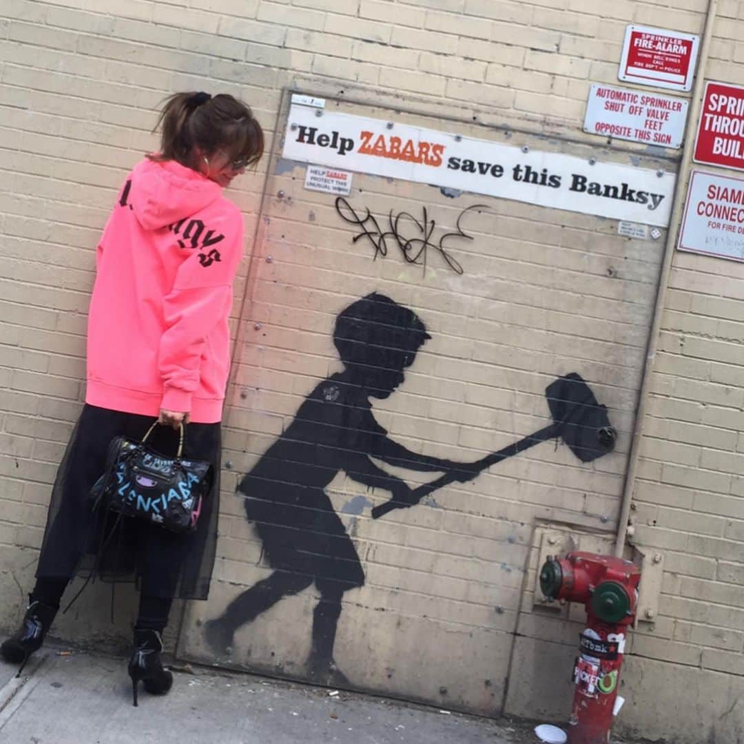 新山千春さんのインスタグラム写真 - (新山千春Instagram)「. . . #NY #Banksy    iPhoneなくして、探し回ったのも 大事な思い出❤  その時はそんな余裕はなかったけど、 過ぎてみれば 旅でのハプニングは より色濃く思い出に残るから 悪くないかもね笑笑😋  #新山千春」6月30日 13時49分 - chiharuuu_0114