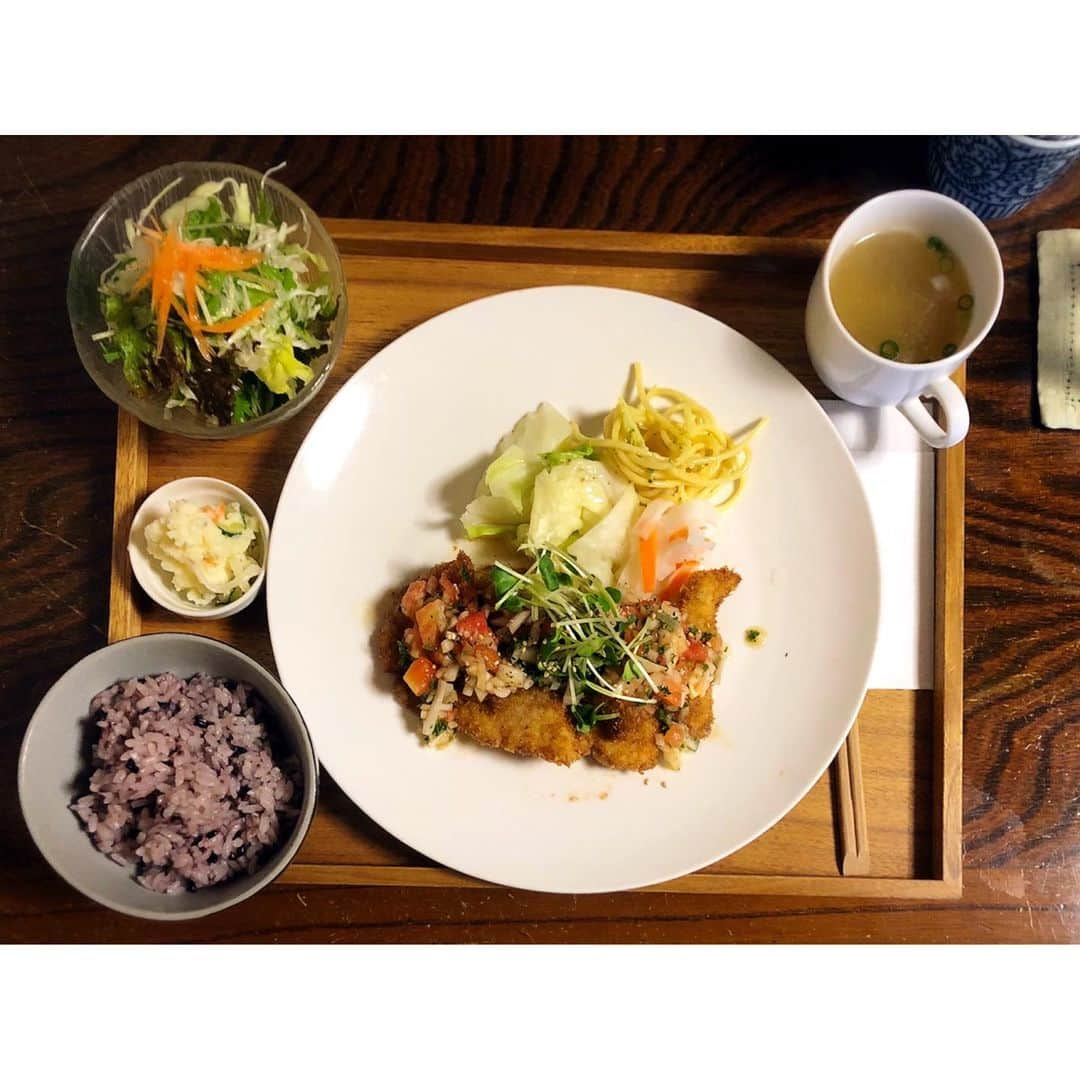 鈴木優梨さんのインスタグラム写真 - (鈴木優梨Instagram)「🍴( ¨̮ )💬💕 お母さんとランチ(*´ω`*) ・ 西川原にある畠瀬本店食品部さんへ☺️💓 ・ 鶏と大豆のハンバーグや 夏野菜のトマトと玉ねぎのマリネがのったチキンカツ🐓 ・ お野菜もたっぷりでヘルシーなのにボリュームあり🥰 ・ 美味しかったなー(*´ω`*)💖 ・ #岡山 #岡山カフェ #西川原 #畠瀬本店食品部 #ヘルシーごはん #五穀米 #カフェ巡り #岡山ランチ」6月30日 13時51分 - suzuki_yuuri