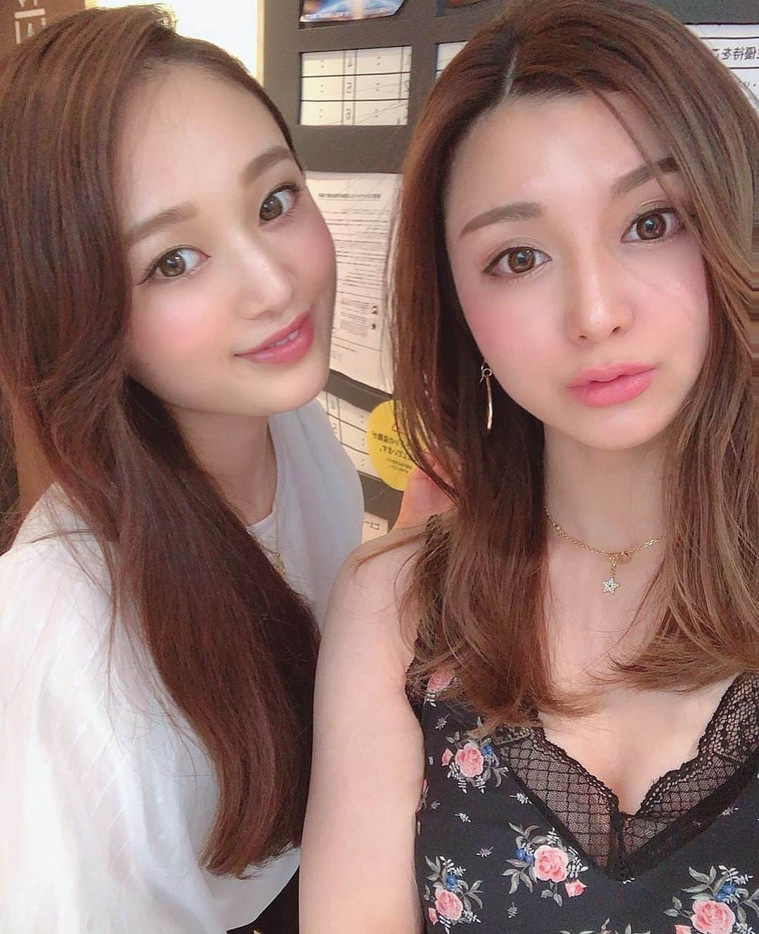 TOMOYOのインスタグラム：「ぶらり酒 twins👩‍❤️‍💋‍👩💋💕 #休日の過ごし方  #看護師 #歯科衛生士」