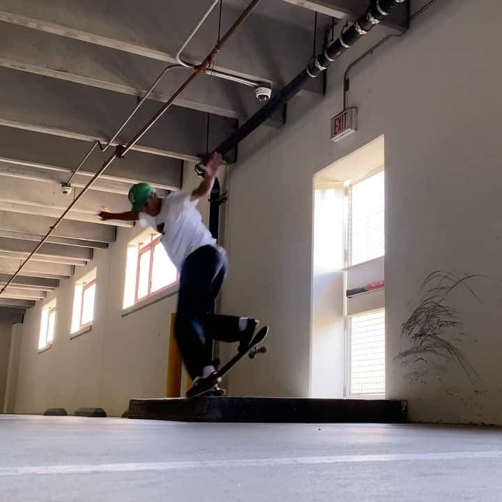 ルーイ・ロペスのインスタグラム：「🎲RollNthe🎲 @volcomskate」