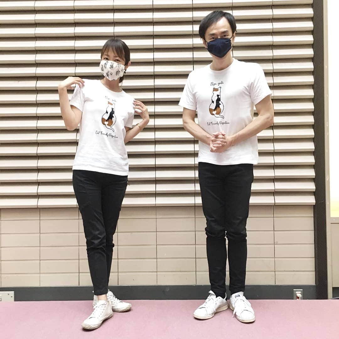 伊勢みずほさんのインスタグラム写真 - (伊勢みずほInstagram)「はからずも！ 近藤さんと足の先までペアルック😂  ニャーガタTシャツ！男性にも人気です🐈  7月5日(日) １１:００〜１３:００ NEXT21  １階アトリウムで チャリティー猫Tシャツ&トートバッグを販売しますにゃ🐈🐕  #ごきげんアワー  #bsn #bsnラジオ #生放送 #猫 #猫tシャツ #殺処分ゼロをめざして #新潟市動物愛護協会 #近藤丈靖 #伊勢みずほ #アナウンサー #パーソナリティー #next21 #猫の譲渡会 #新潟市 #ありがとうございます😊 #ペアルック #おそろい #ふたごコーデ #(笑)」6月30日 12時22分 - isemizuhoo