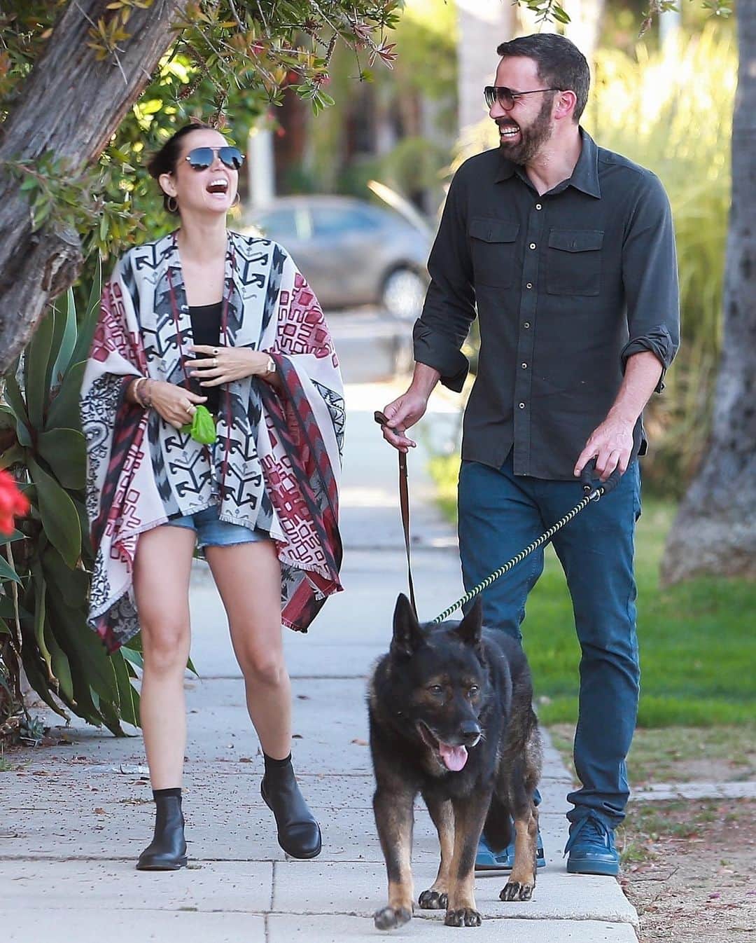 Just Jaredさんのインスタグラム写真 - (Just JaredInstagram)「Ben Affleck and Ana de Armas are all smiles while going for a Monday afternoon walk with their dogs. #BenAffleck #AnaDeArmas Photos: Backgrid」6月30日 12時30分 - justjared