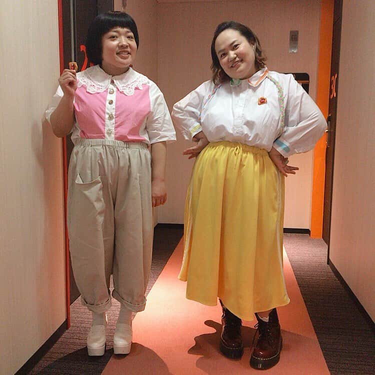 おかずクラブのインスタグラム：「👚👗👠 こんにちは〜！ スタイリストのAyumiです！ 前日OAだったドッキリGPの衣裳です！  オカリナ⭕️ パンツ👉🏻amatunal @amatunal_shop  その他👉🏻スタイリスト私物  ゆいP⭕️ スカート👉🏻PUNYUS @punyus ブーツ👉🏻Dr. Martens @drmartens_japan  その他👉🏻スタイリスト私物  今回も2人のトップスは、前回同様おうち時間でリメイクしたもの！ ゆいPさんのシャツは、過去に着てアップしたアイテムなんだけど、どれか分かりますかねー？ リメイク詳細は　@ayumiii_2019 こっちにアップしますので覗いてくださいなー！ ゆいPさんは凄い気に入ってくれて、そのままプレゼントしました〜！ 正直どんどん洋服がたまって行くので、もっと色んなリメイク術を身につけて、新しい服に進化させたい！！笑 #ドッキリGP #おかずクラブ #okazugram  #リメイク #おうち時間」