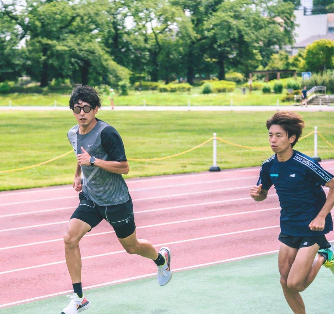 秋本真吾のインスタグラム：「神野大地選手とのスプリントトレーニング。﻿ ﻿ 長距離選手の足を速くすることだけが目的ではありません。動作を改善することで走りを効率化させマラソンに接続することも狙いの一つです。﻿ ﻿ 毎日毎日走っているから練習しているからタイムが速くなって結果が出るという単純な世界ではありません。トップになればなれるほど少ない伸び率の中で進化するために変化を求めます。結果が出れば称賛され、結果が出なければそれは失敗だと批判される。﻿ ﻿ 僕らのようなコーチという職業は「コーチ」の語源にもあるように「大切な人を、その人が望む場所へ送り届けてあげること」であることを忘れてはいけません。﻿ ﻿ 自分の馬車に乗せるアスリートは自分の夢や目標に本気かどうか、そして、その本気にコーチが答えられるのか、我々コーチも選手と同じように覚悟が必要です。﻿ ﻿ #神野大地﻿ #セルソース﻿ #秋本真吾﻿ ﻿ ﻿」