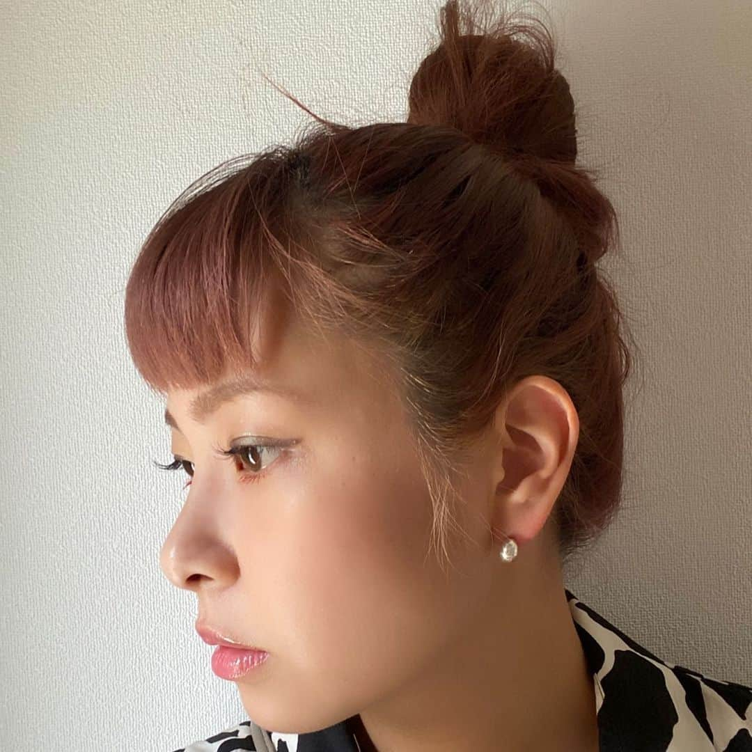 知念美加子さんのインスタグラム写真 - (知念美加子Instagram)「NEW silver 👽 ・ ・ ・ アップヘアが多くなったので、さりげないアクセサリー❤️ ・ ・ おおぶりも好きだけど、、こういうさりげない大人なやーつも好きよ❤️ ・ ・ ・ #アクセサリー #シルバーアクセ」6月30日 12時55分 - chinenmikako