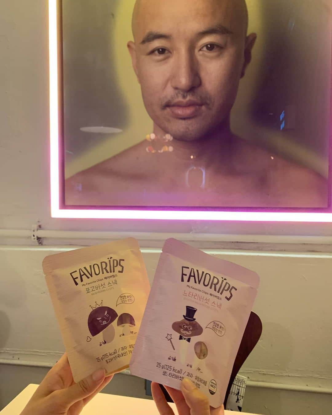 ホン・ソクチョンさんのインスタグラム写真 - (ホン・ソクチョンInstagram)「오늘밤 9시반 #홍마담샵 라이브에서 참 좋은 아이템을 만나보실수있어여  어젯밤 마이첼시에서 찍어봤어요ㅎㅎ . 넘 맛나서 먹어보고 놀라서 앉은 자리에서 3봉 클리어 했네여ㅎㅎㅎ 이렇게 맛난걸 어디서 구해왔냐고 물어봤다니까요ㅎㅎ 강하지 않은 단짠단짠 중독성 있는 맛인데, 몸에 좋은 버섯이라니!! 2대째 키워오신 믿을수 있는 국내산 유기농 100% 버섯 스낵👍🏻 . 매주 한가지 제품을 최대 할인가에 소개해 드리고 있는데요 이번주는 청년 농부와 함께하는 프로젝트! 35% 최대 할인으로 할인폭이 커서 조기 마감 될 수도 있다네여✔️ . 평소에 버섯을 좋아하시는 분들은 너무나 좋아하실거 같구ㅎㅎ 버섯 향이 강하게 느껴지셨던 분들도 거부감없이 드실만큼 넘맛나요 . 아이들 간식으로도 너무 잘 먹는다고 한봉 순삭 먹는다고 하구 안주나 간식으로도 넘넘 추천입니다ㅎㅎ . ✅ @hongmadam.shop 팔로우, 구매는 네이버 홍마담샵  #자영업자돕기 #소상공인돕기 #농가돕기  함께해주세여」6月30日 12時50分 - tonyhong1004