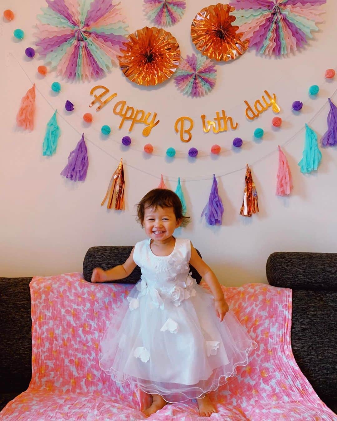 のインスタグラム：「💗🌻HIMARI's Birthday🌻💗﻿ 2020.06.27🍬﻿ ﻿ 先日娘が2歳を迎えました🎂﻿ 去年に引き続き自宅でBirthday Party🎉🎈﻿ 大好きな皆が来てくれて向日葵は大喜び🥰﻿ 沢山笑って走ってハグして素敵な1日になりました💗﻿ ﻿ プレゼントにもミニーケーキにも大興奮✨﻿ 何回ろくそくフーしたか🤣🤣﻿ とにかく、ひまの楽しそうな顔が見れてママは一安心🧚🏼‍♀️﻿ ﻿ あの辛くて幸せな出産から2年。﻿ 本当に早いな〜﻿ ママパパも2年。﻿ ママは成長出来てるかな。﻿ ﻿ ひまの誕生が私の人生をより一層Happyに豊かにしてくれた。﻿ 大変さより幸せが絶対的に勝ってる！﻿ 笑顔いっぱい元気で明るくスクスクと﻿ 育ってくれてありがとう🙏💗﻿ ﻿ 2歳も毎日ハッピーに過ごそうね🧸✨ I love you❤️  #2yearsold #birthday #babygirl #nikonikohimari #lovemyfamily #birthdayparty #愛娘 #お誕生日会 #2歳誕生日 #2歳女の子」