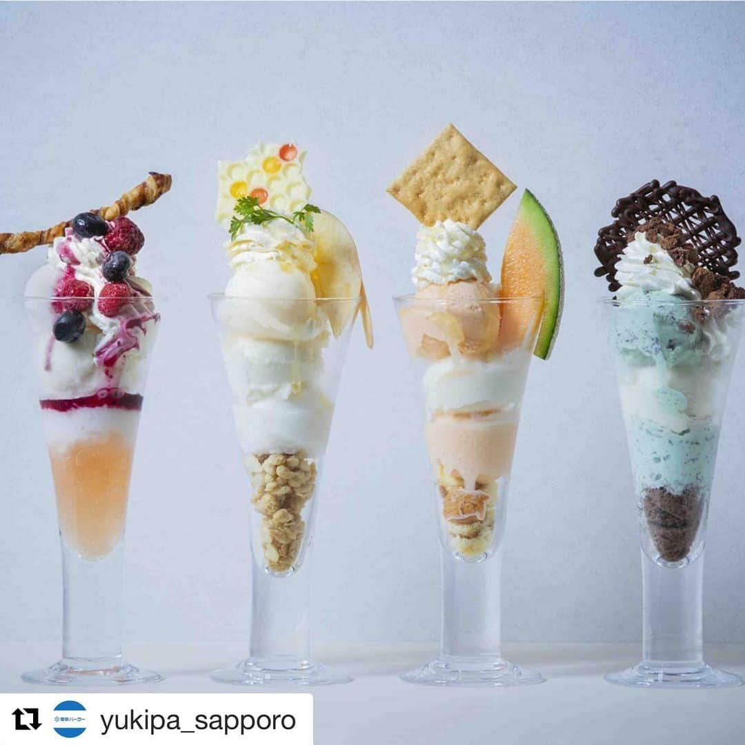 雪印メグミルクさんのインスタグラム写真 - (雪印メグミルクInstagram)「#Repost @yukipa_sapporo  ・・・ 期間限定 夏メニュー4品 𓂃𓈒𓏸𓐍﻿ ﻿ ﻿ ﻿ 2020年7月1日から8月31日の期間限定で夏メニュー4品を販売いたします！！！﻿ ﻿ ﻿ ﻿ ○スノーロイヤル 赤肉メロン ￥1,230(税込)﻿ ﻿ 北海道メロンアイスとハチミツで仕上げた贅沢な味わいのパフェ。﻿ 去年も人気NO.1で今年も登場です！！🍈﻿ ﻿ ﻿ ○スノーロイヤル ハニーアップル ￥1,190(税込)﻿ ﻿ ざくざくグラノーラにきらきらはちみつ、フルーティーなりんごソルベでサマーポップなパフェ！🍎﻿ ﻿ ﻿ ○スノーロイヤル 白桃ベリー ￥1,180(税込)﻿ ﻿ とろあま桃ジュレと2種のベリーがマリアージュ。白桃ジェラートのフルーティーな味わいをお楽しみください。🍑﻿ ﻿ ﻿ ○スノーロイヤル チョコミント~チョコミン党の皆さまへ~ ￥1,100(税込)﻿ ﻿ チョコミン党のみなさまにはたまらない！待望のパフェが完成しました！﻿ チョコミントアイスにパキパキチョコ、サクほろ焼きチョコを添えすっきり爽快な夏をお届けします！🏝🌱﻿ ﻿ ﻿ ※雪印パーラー本店のみの提供です﻿ ﻿ ※営業時間﻿ 【11:00~19:00 ラストオーダー18:30】﻿ ﻿ ※定休日﻿ 【7月6日 13日】﻿ ﻿ また今後の状況により変更になる可能性がございますのでご了承ください。﻿ ﻿ #雪印パーラー #snowbrandparlor #札幌カフェ #札幌パフェ #パフェ #parfait」6月30日 13時05分 - megmilk.snowbrand