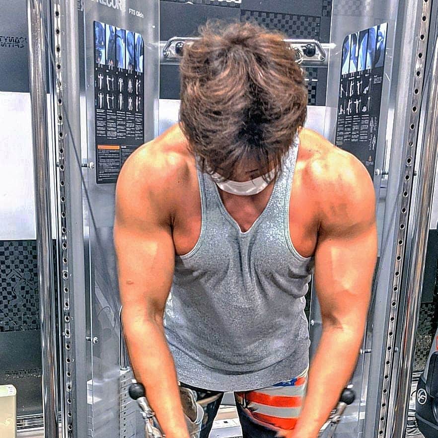 のインスタグラム：「髪の毛切ったばっかりやのに、毛量多め。  #likeforlike #wrestling #workout #muscle #training #motivation #プロレス  #ハンドルD #reversal」