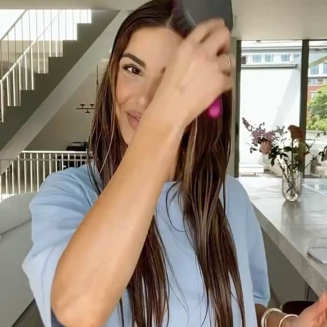 TheCraftyNinjaのインスタグラム：「First time trying out these heatless waves. Would you give it a try? 🥰Credit 🙌🏽 @negin_mirsalehi  #hairstyle #hairhacks #nails #fashionstyle #fashionblogger #hacks」