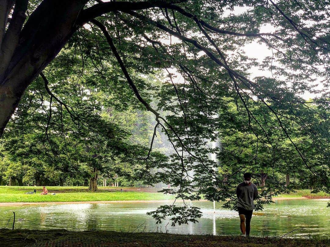 ニッチロー'さんのインスタグラム写真 - (ニッチロー'Instagram)「噴水に背を向けて考え込むおじさんの写真  #噴水が激しい #緑に癒される #ニッチロー'」6月30日 13時10分 - nicchiro5.1