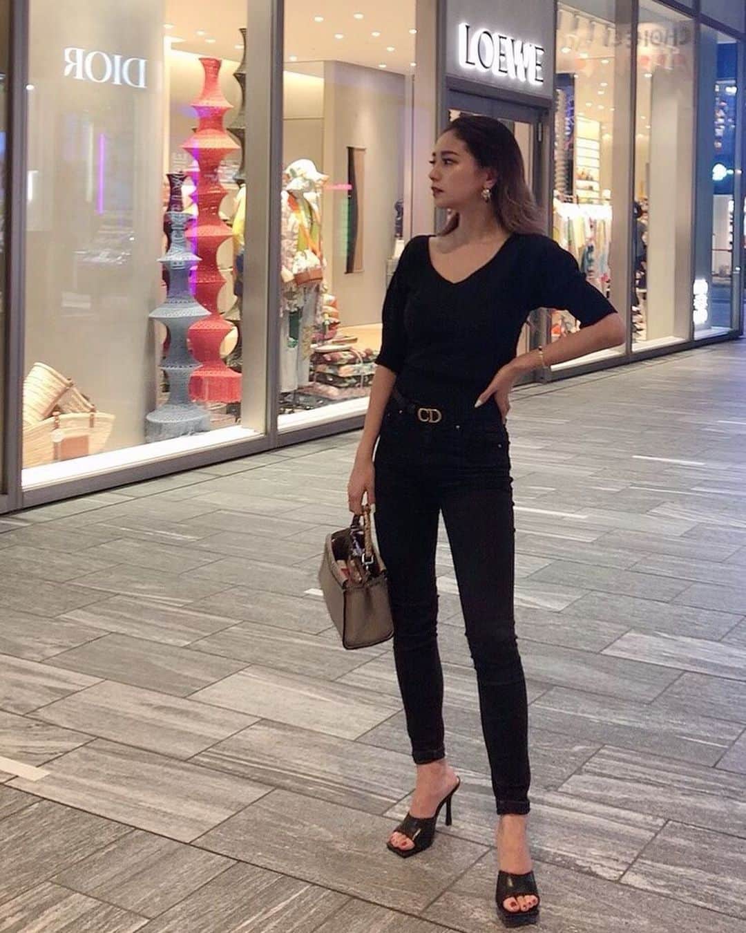 椿彩加のインスタグラム：「. おっはよ☁️ . いっつも黒ばっか着てたから いろんな色着てみたけど 一周回って黒の安定感。 . けど見て見て後ろのデザイン リボンになっててかわいいの♡ . #freesmart #フリーズマート #バックリボンデコルテ半袖ニット #ブラックコーデ #飲み会 #汚れるから #大体黒 #安定感」
