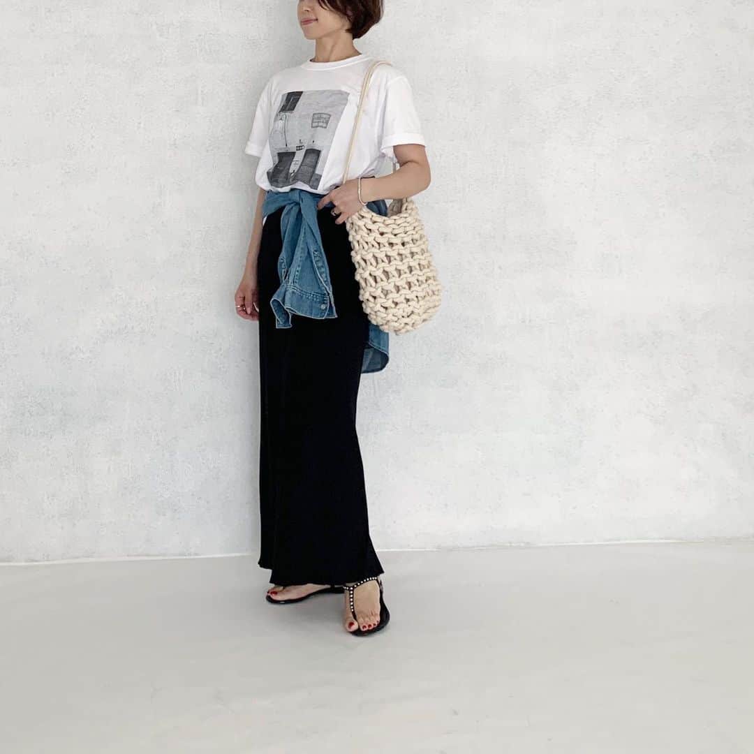 yuさんのインスタグラム写真 - (yuInstagram)「・ ・ @na.e_official の撮影だった日のお洋服 挑戦したかったフォトTシャツをセールで GET◡̈ ・ ・ tops: @frederick_tokyo denim shirt: #blackbymoussy skirt: #apartbylowrys bag: #alienina shoes: #sergiorossi ・ ・ #fashion#code#coordinate#ootd#outfitoftheday#outfit#mamagirl_sugotoku#locari#mineby3ootd#153cm#大人カジュアル#カジュアル#大人ファッション#ママコーデ#コーディネート#おちびコーデ#低身長コーデ#フォトt」6月30日 13時17分 - yu.rm