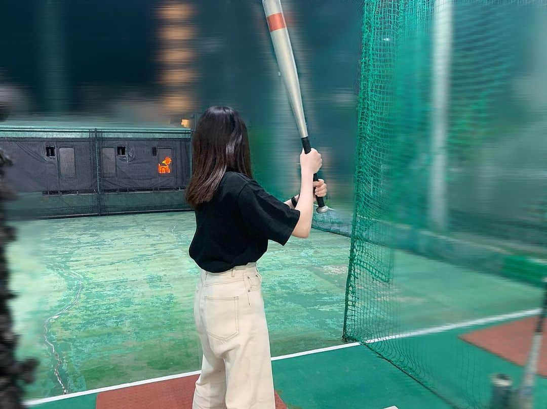 NANAMIさんのインスタグラム写真 - (NANAMIInstagram)「こんにちは〜！ ﻿ 数年ぶりにバッティングセンターに行きました！⚾️﻿ ﻿ スイングいけてますか？？（笑）﻿ ﻿ 結構本気でやったけど難しかったです😂﻿ ﻿ ちなみに私は80㌔球で、﻿ お父さんが120㌔球だったのですが、意外に当たっててびっくり（笑）👏🏻😆﻿ ﻿ 改めてプロ野球って本っ当に凄いんだなぁ…💦って感じました👏🏻✨﻿ ﻿ バッティングセンターでストレス発散💨✨﻿ 楽しかったです😆！⚾️﻿ ﻿ 📸3枚目は、上手く打ってるように見えますか？^ ^﻿ 実際は、おもいっきり空振りしてます😹﻿ ﻿ ﻿ 今日から﻿ 埼玉西武ライオンズ戦⚾️🔥﻿ バファローズfight！！📣✨﻿ ﻿ #Bs2020 #orixbuffaloes #baseball #オリックスバファローズ #プロ野球 #bsgirls #野球 #オリックス #プロ野球開幕 #バッティングセンター #instagood #instalike #follow  ﻿ ﻿」6月30日 13時18分 - nanami_bsgirls_364