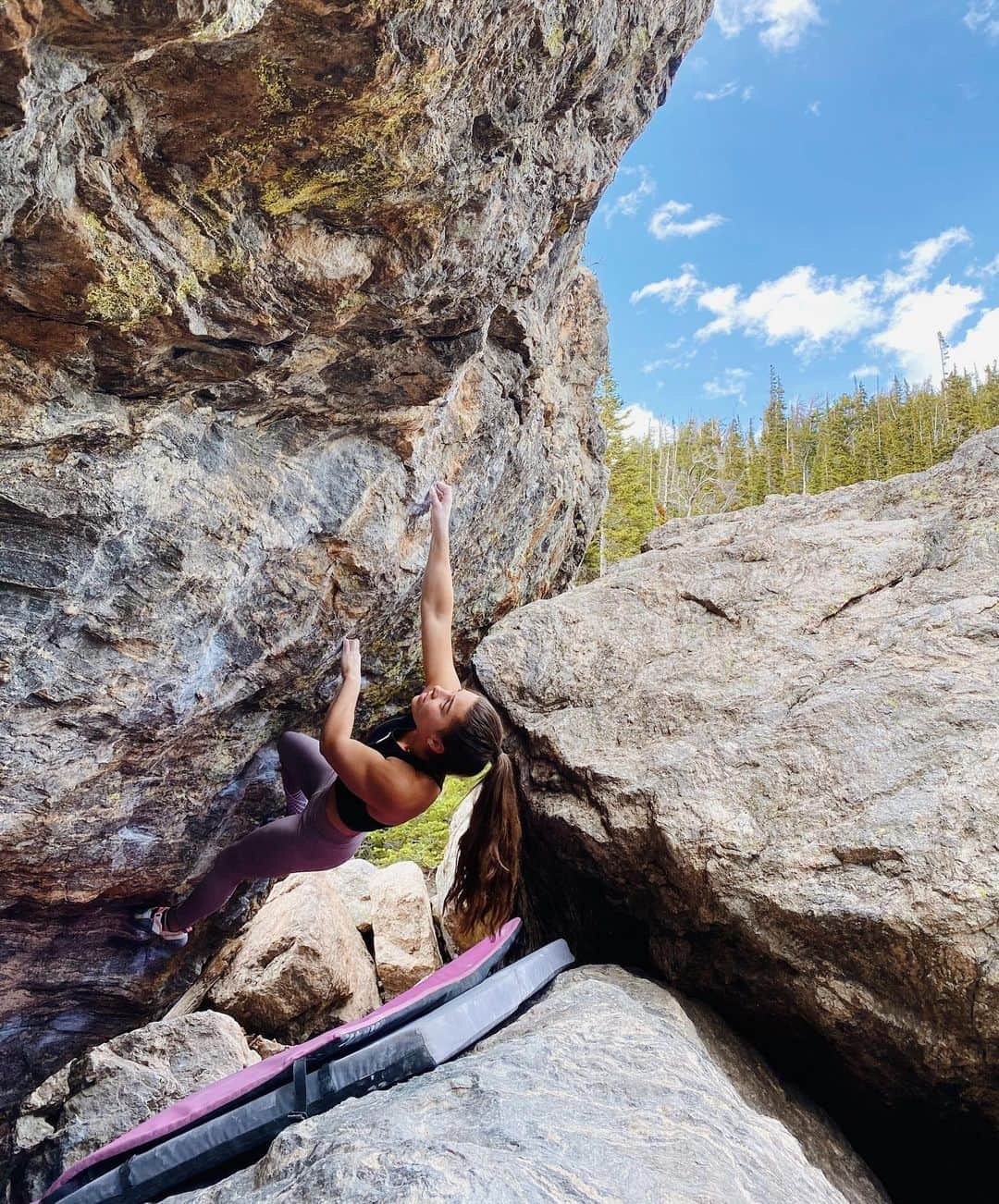 ブルック・ラバウトゥーのインスタグラム：「Automator V13/8b💃🏻 • I watched @alex_puccio89 repeat this boulder that she did several years ago and then managed to send after her! Thanks for the support and inspiration :) • Feeling so grateful to spend my days at the park with so many amazing boulders to try.」