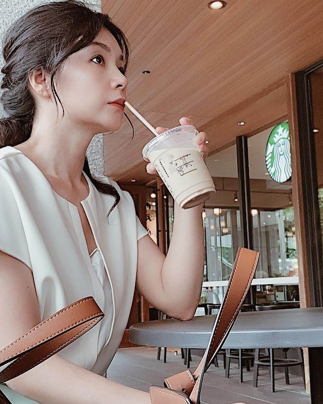 のインスタグラム：「今日のオーディション終了♪  ☕︎︎𝕊𝕋𝔸ℝ 𝔹𝕌ℂ𝕂𝕊☕︎︎ 青山一丁目交差点の ここのスタバが好きで 通ると寄っちゃう♪  そして、 角の階段でのんびりするの｡:ஐ⋆*  癒しの一時✴︎✳︎＊  今日のオーディションコーデは きれいめカジュアルだそうで、 ミントグリーンPantsで 爽やかにしてみた✨  近々の撮影も 楽しみだな♪  @starbucks  @starbucks_j   #starbucks #starbuckscoffee #starbucksjapan #starbucks青山一丁目店 #寛ぎのひととき #cafélatte」