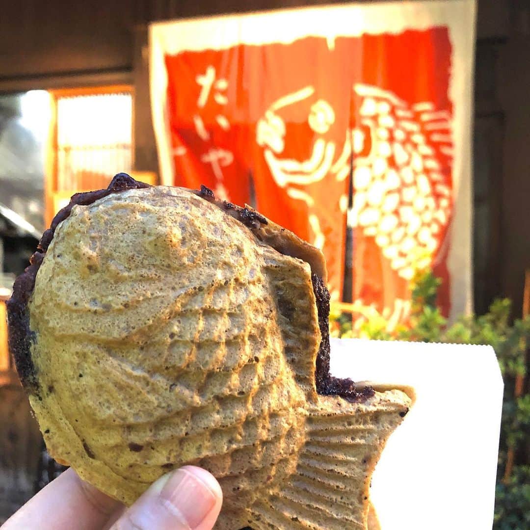 みのり(26)＠東京 ダイエットさんのインスタグラム写真 - (みのり(26)＠東京 ダイエットInstagram)「. . #ひいらぎ たいやき1匹180円 . . 昨日のpostした、マーラータンのお隣にある 完全に食後のデザート。(笑) . . 多分おすすめは、 #たい焼きソフト バニラソフトの中に、魚が首つっこんでるやつ。 . . ここの鯛焼きは、薄皮でさくっとしてて 尻尾まであんこがぎっしり。 . あんこも甘すぎず、 粒あんでマメマメしてて最高です。 . . ７月からスタートする噂です🐷 . #diet #ダイエット #たいやき #taiyaki #sweets #和菓子 #あんこ #和スイーツ #スイーツ好きな人と繋がりたい #恵比寿食べ歩き #糖質 #ebisu #恵比寿  #恵比寿グルメ #食べログ #インスタ映え #rizap」6月30日 13時34分 - minorizap