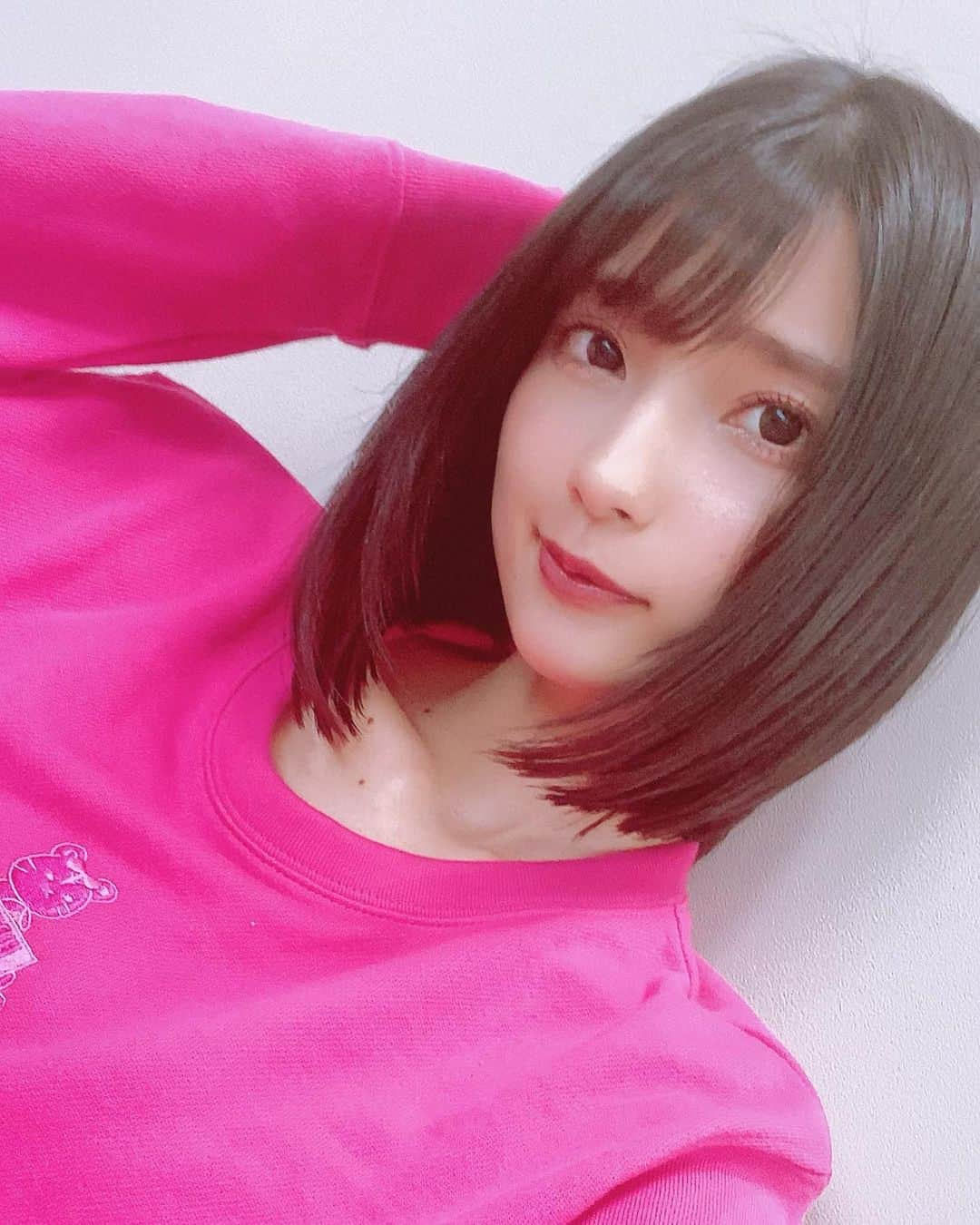 高野麻里佳さんのインスタグラム写真 - (高野麻里佳Instagram)「#ゴージャス動画 撮影中〜🎥✨✨  今日の服はPINK💕 #livertineage  #広瀬ゆうき ちゃんコラボ 可愛いから買っちゃった♪」6月30日 13時43分 - marika_kohno