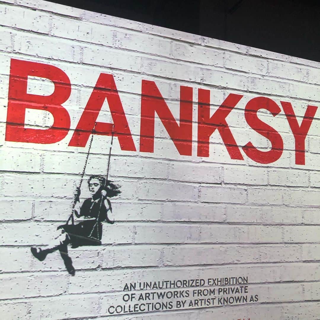 新山千春さんのインスタグラム写真 - (新山千春Instagram)「#Banksy  作品から溢れてくる熱量が すごい。。 NYでバンクシーの 壁画を探して歩いて 発見できた時の喜び😊  大事な思い出です❤  何を伝えようとしてるのか？とか 文字に頼らず！！ 考えさせてくれるきっかけになるartの力って偉大。  #新山千春」6月30日 13時46分 - chiharuuu_0114