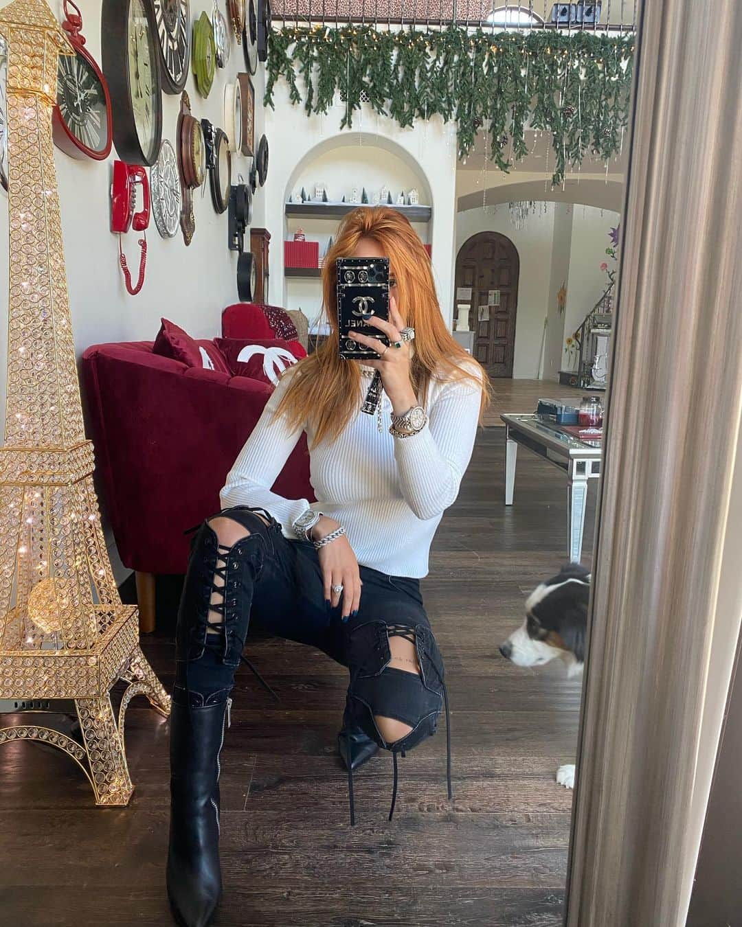 ベラ・ゾーンさんのインスタグラム写真 - (ベラ・ゾーンInstagram)「😤😋😍 guess how many clocks I have 🤓」6月30日 4時54分 - bellathorne