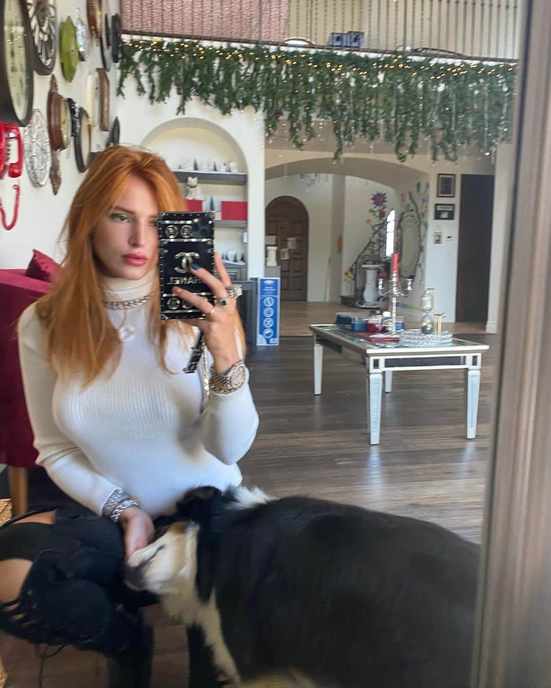 ベラ・ゾーンさんのインスタグラム写真 - (ベラ・ゾーンInstagram)「😤😋😍 guess how many clocks I have 🤓」6月30日 4時54分 - bellathorne