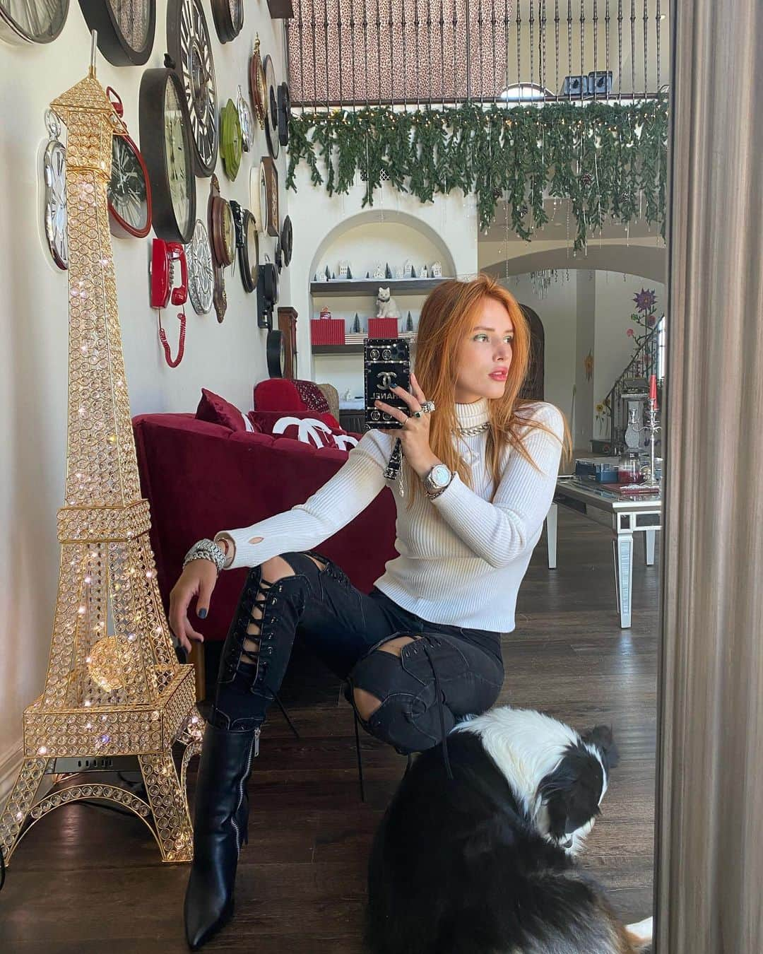 ベラ・ゾーンさんのインスタグラム写真 - (ベラ・ゾーンInstagram)「😤😋😍 guess how many clocks I have 🤓」6月30日 4時54分 - bellathorne