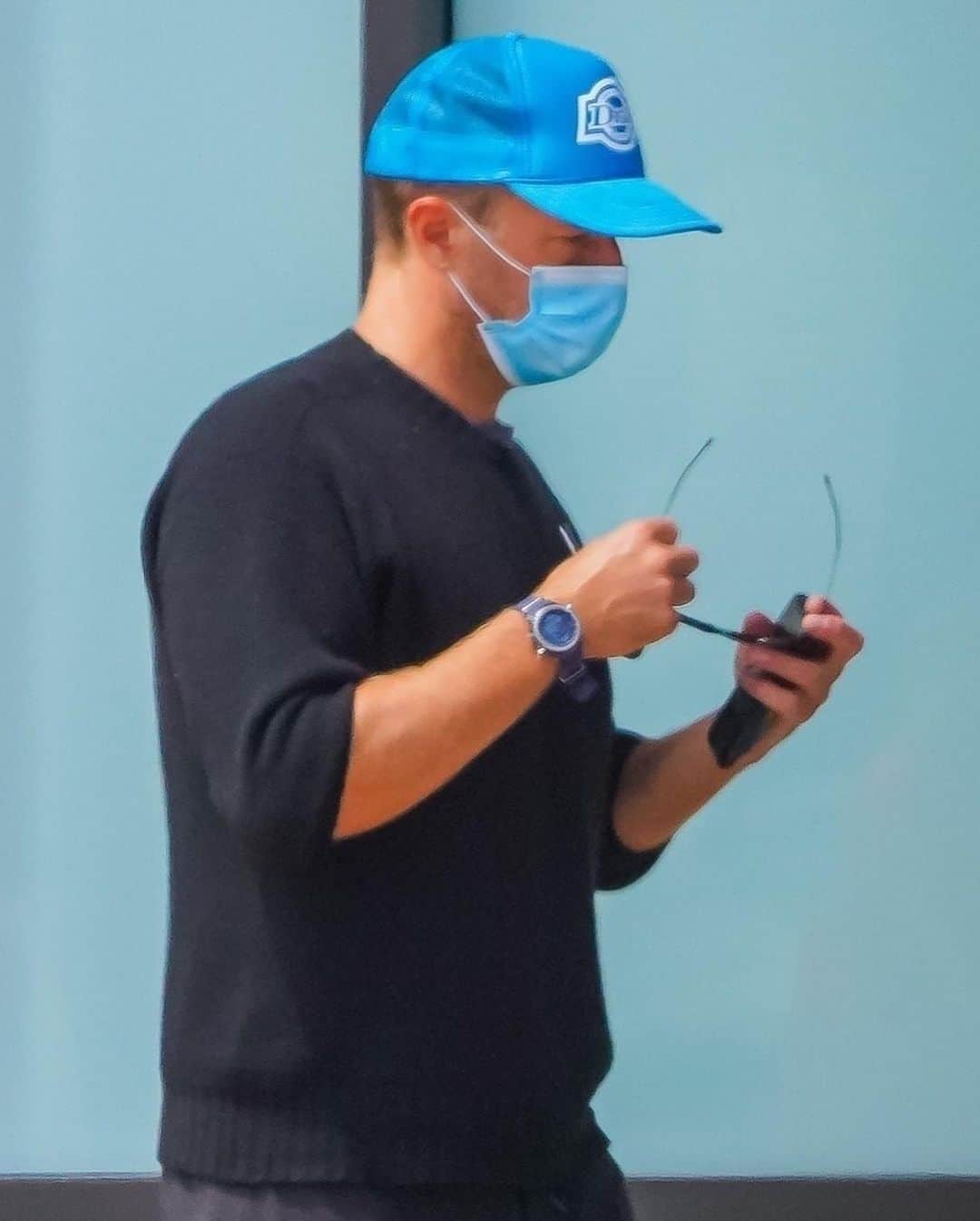 Just Jaredさんのインスタグラム写真 - (Just JaredInstagram)「@dakotajohnson and Chris Martin wear their protective face coverings as they stop by a supermarket to grab groceries.  #DakotaJohnson #ChrisMartin Photo: Backgrid」6月30日 4時57分 - justjared