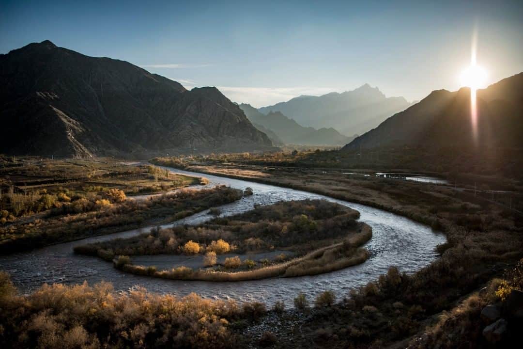 National Geographic Travelさんのインスタグラム写真 - (National Geographic TravelInstagram)「Photo by @AnushBabajanyan | The Aras River is seen along the Armenia-Iran border in the south of Armenia. This spot is one of the rare places where Armenians and visitors to Armenia can enjoy a view of the river. #river #Armenia #Araks」6月30日 5時05分 - natgeotravel