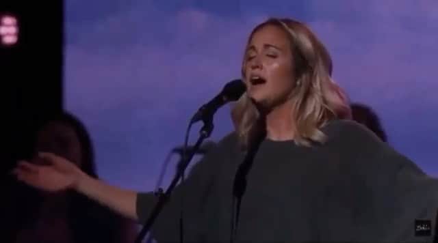 ブリット・ニコルのインスタグラム：「For those who feel afraid, lonely, worried, anxious. We can trust God, He’s good. Praying for our nation, and for those who are hurting and suffering right now. He is close to the broken hearted, He loves you. Let us be so filled with Jesus that our words, our lives, our hands, our worship, bring heaven to earth and bring healing not only to our own heart but to the world around us.  I will build my life upon Your love it is a firm foundation. I will put my trust in You alone and I will not be shaken. Fill me with Your heart and lead me in Your love to those around me.」