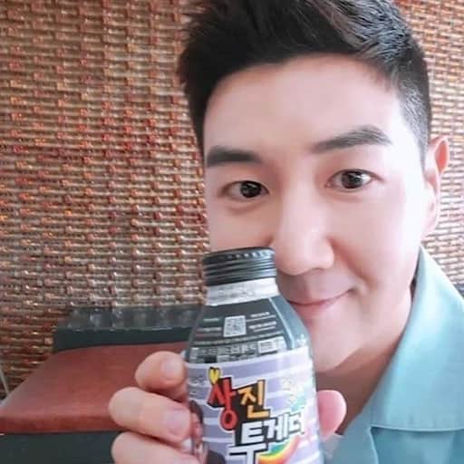 ハン・サンジンのインスタグラム：「살면서 누구에게나 고난도 있고 힘든 상황이 있을수 있다.. 정말 신기하게도 그때  내가 주위사람들에게 좋은 사람이었는지 아닌지 아는 순간이 온다... 설령 내게 등을 돌리는 사람이 생긴다해도... 그 이유는...바로... 내가 그사람에게 좋은 사람이 아니었기 때문이다!!! 그래도 빨리 알수있다는것도 내게 큰 복이다!!! 좋은 기운을 얻으려면  남탓을 하지않아야 한다.. #상진투게더 라고 함께 해주는 나의 사람들에게 다시한번 감사하는 마음으로  아침을 맞이하며 기도한다...!!! we are happy!!! #hansangjin#한상진」