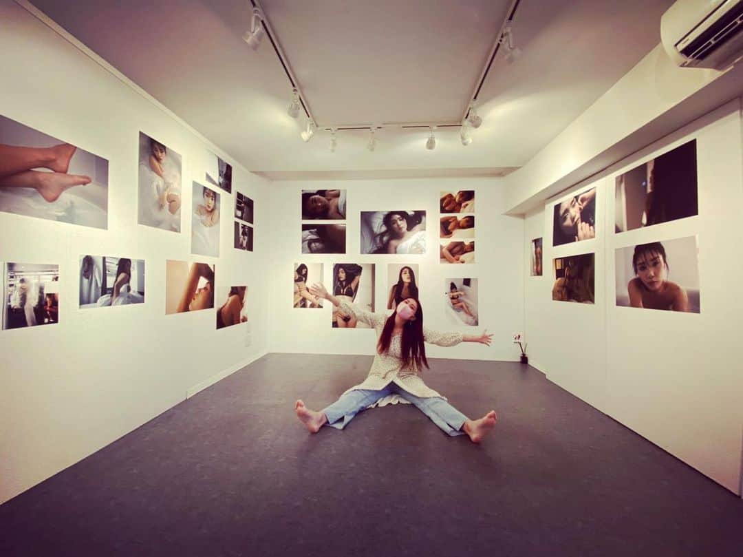 青海のインスタグラム：「写真展「おんな」vol.6 青海 10日間ありがとうございました😊  このような時期に足を運んで頂き本当に嬉しかったです😭❤️ 藤里一郎先生も本当にありがとうございました＾＾ #写真展 #写真 #モデル #model  #shooting」