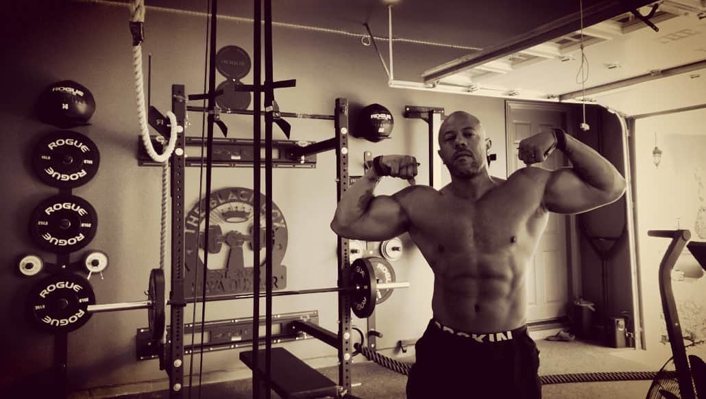 ロックモンド・ダンバーのインスタグラム：「Just trying to come out of Quarantine a little better than I went in.... #dadbod #dad #dadlife #husband」