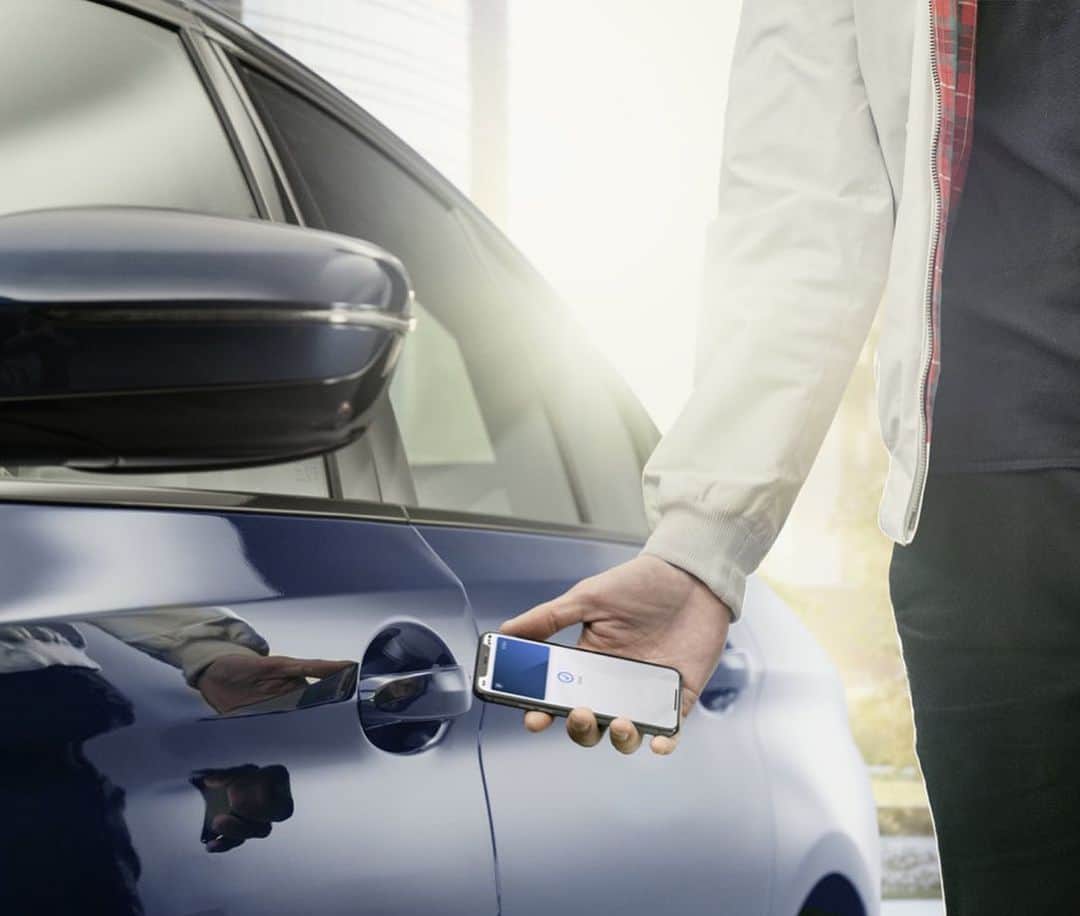 Design Milkさんのインスタグラム写真 - (Design MilkInstagram)「@apple announced at its Worldwide Developer Conference 2020 that your iPhone can now unlock your @bmw car with CarKey, a digital car key technology designed to unlock your auto and start it with nary a key fob in sight. How do we all feel about this? Chime in below 👇 and head to designmilk[dot]com to learn more.」6月30日 5時19分 - designmilk