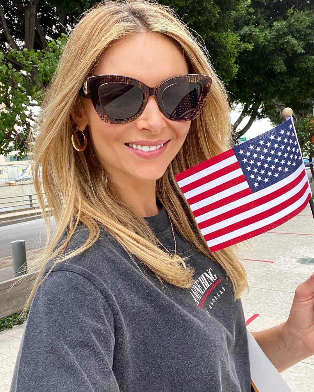 Ludi Delfinoのインスタグラム：「I’m officially a US citizen 🇺🇸🇺🇸🇺🇸 It’s been a long journey of Visas and Green Card craziness. I’m so proud to finally be a US citizen 🙏🙏」