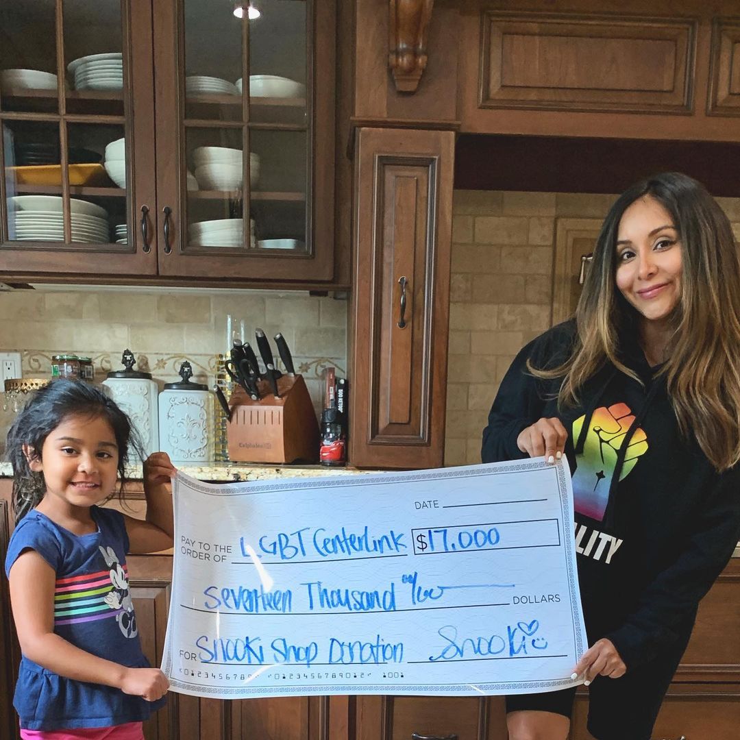 ニコール・ ポリッツィのインスタグラム：「Yay🌈 Thank you to everyone who came to shop @thesnookishop & helped us raise $17,000 for @lgbtcenterlink 🌈🌟🤗 Appreciate all of you so much💋 #happypridemonth」