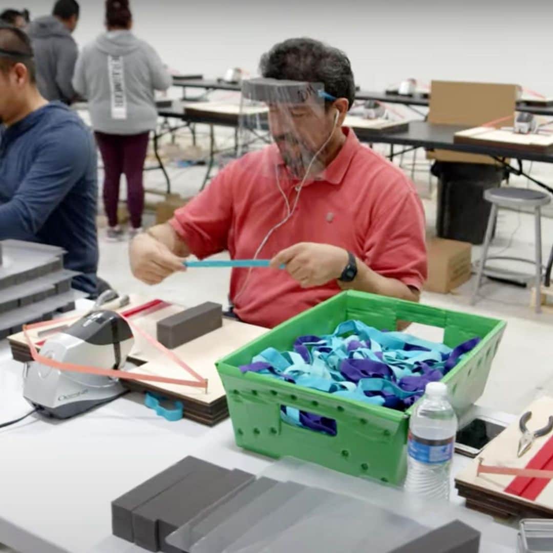 3M（スリーエム）のインスタグラム：「To help meet the #PPE needs of healthcare workers, we worked with @woodchuckusa to help them increase face shield production to 250,000 units a day; providing more than 4.4 million face shields to help fight #covid19. Click link in bio to read the full story.」