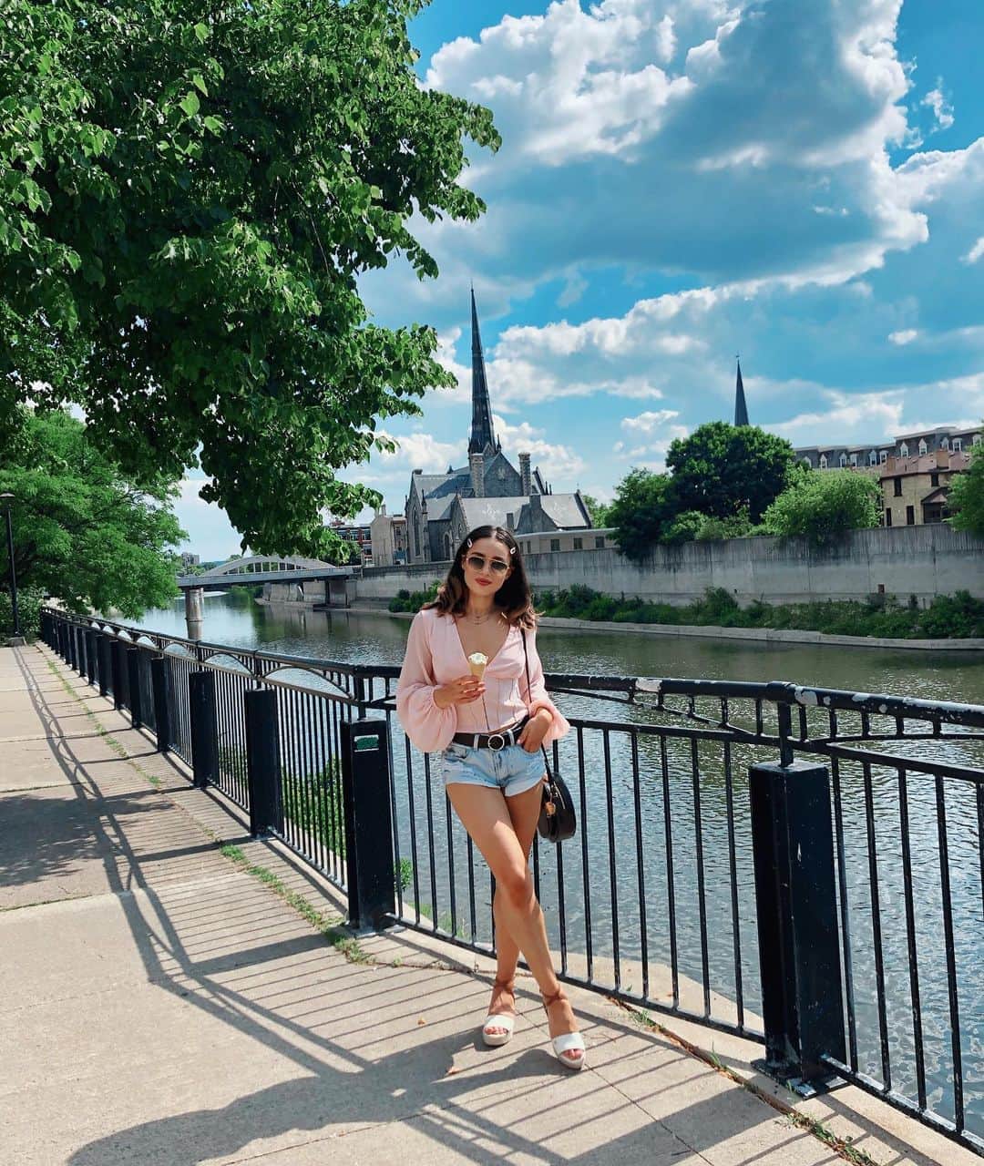 ビクトリア・ムーアズのインスタグラム：「All you need is love and maybe a little ice cream 💖」