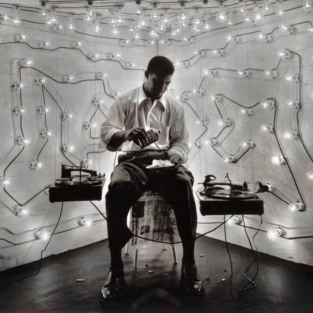 メイヤー・ホーソーンのインスタグラム：「Hawthorne Radio Episode 54 is up (link in bio) and contains some revolutionary funk, the whole funk, and nothing but the funk. I also debut a new Mayer Hawthorne song called “Rare Changes”. Photo by the legendary @gordonparksfoundation of writer Ralph Ellison consoling himself with ice cream, sloe gin and records.」