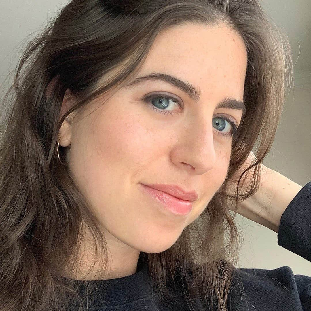 ボビイブラウンさんのインスタグラム写真 - (ボビイブラウンInstagram)「Minimal makeup for maximum beauty. Our Design Director @kneenah_ shares her go-to looks for working from home. Tap into our stories to see how she did it.⁣ ⁣ #bobbibrown #WFH #makeuplooks #easymakeup #effortless #naturalmakeup #BBWFH」6月30日 6時04分 - bobbibrown