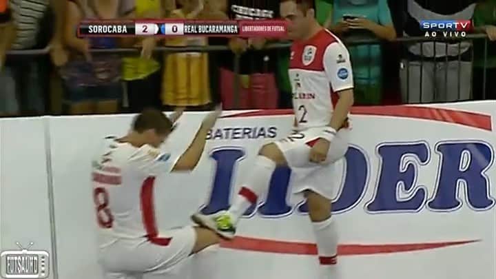 アレッサンドロ・ローザ・ヴィエイラのインスタグラム：「VIDEO- O que fariam nesse lance? Gol da final #Libertadores de futsal 2015 😀  Gol?- Golaço?  Put... golaço?  Assistência- @ferfutsal17   Video- @tvfutsalhd」